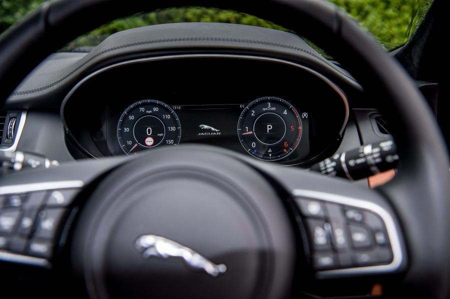 Панель приборов Jaguar E-Pace D180 AWD SE 2018 года  (UK) (фото 16 из 32)
